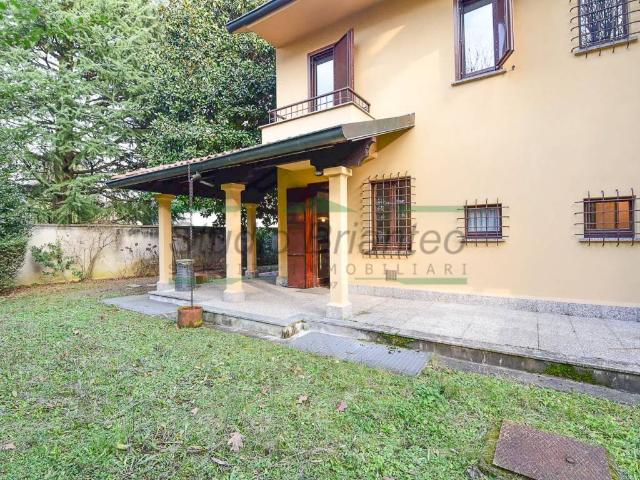 Villa Schiera in vendita a Carate Brianza, Lombardia