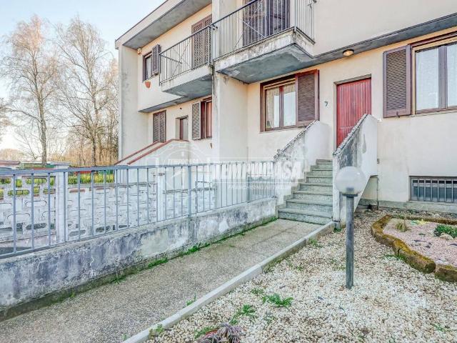 Villa Schiera in vendita a Cardano Al Campo, Lombardia