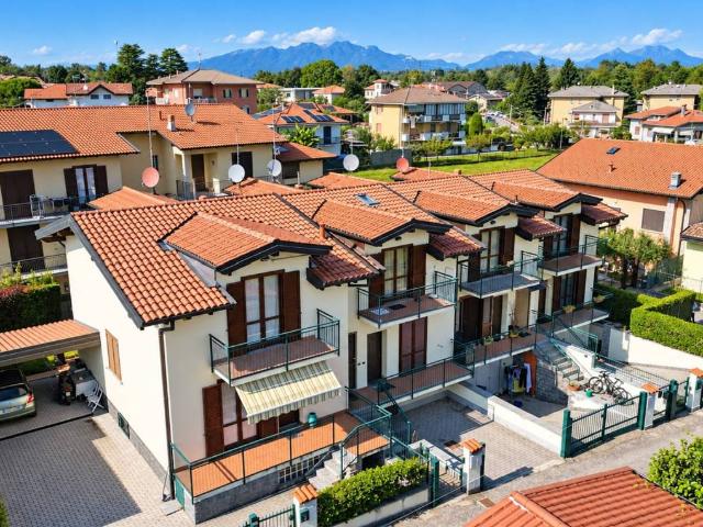 Villa Schiera in vendita a Travaino, Caronno Varesino