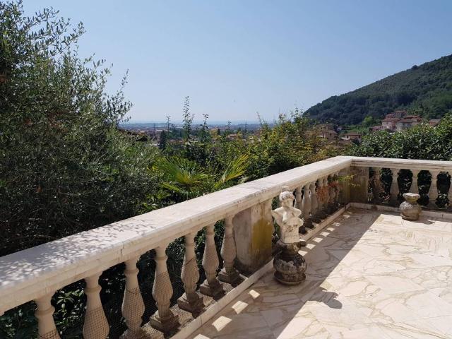Villa Indipendente in vendita a Carrara, Toscana
