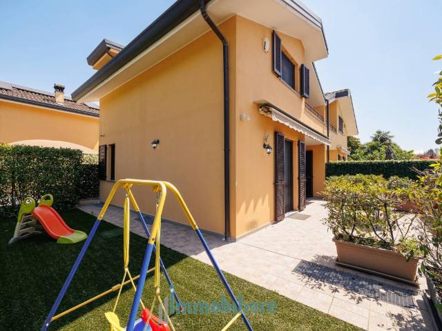 Villa Schiera in vendita a Carugo, Lombardia