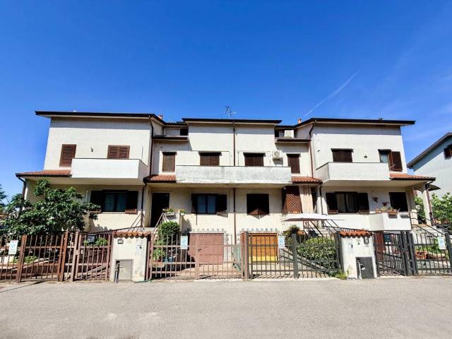 Villa Schiera in vendita a Casorate Primo, Lombardia