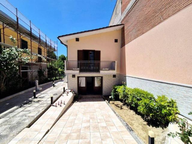 Villa Schiera in vendita a Castel Di Ieri, Abruzzo