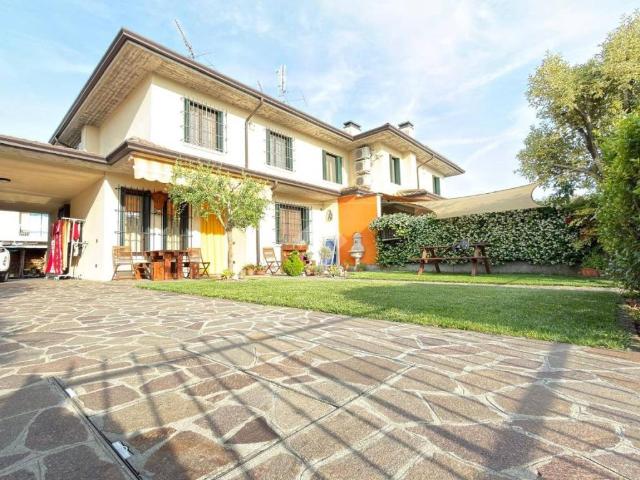Villa Schiera in vendita a Castel Goffredo, Lombardia