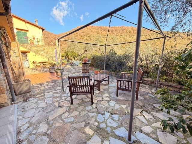 Villa Schiera in vendita a Castellaro, Liguria