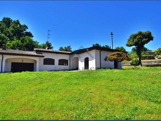 Villa Schiera in vendita a Castronno, Lombardia