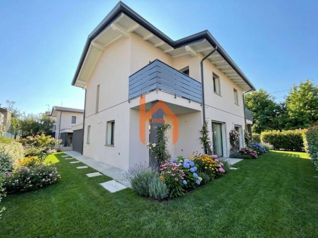 Villa Schiera in vendita a Castronno, Lombardia