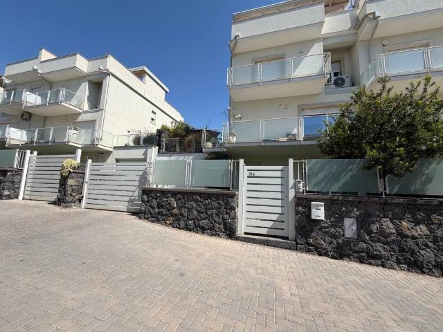 Villa Schiera in vendita a Picanello-Ognina-Barriera-Canalicchio, Catania
