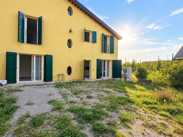 Villa Schiera in vendita a Unione Comuni Modenesi Area Nord, Cavezzo