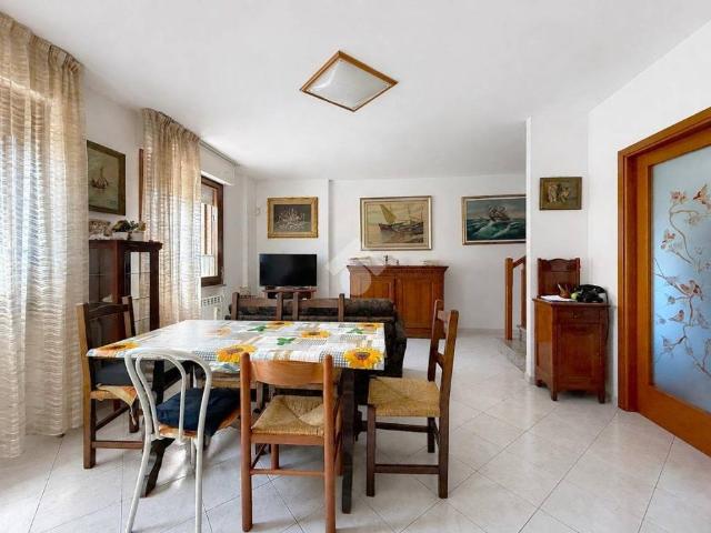 Villa Schiera in vendita a Collesalvetti, Toscana