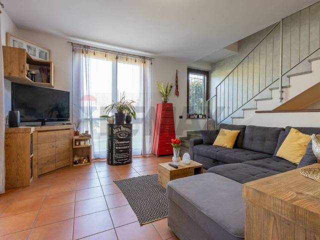 Villa Schiera in vendita a Comabbio, Lombardia