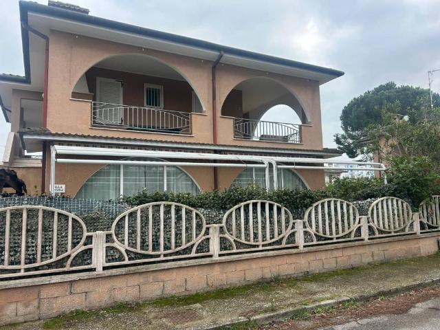 Villa Schiera in vendita a Lido di Pomposa, Comacchio