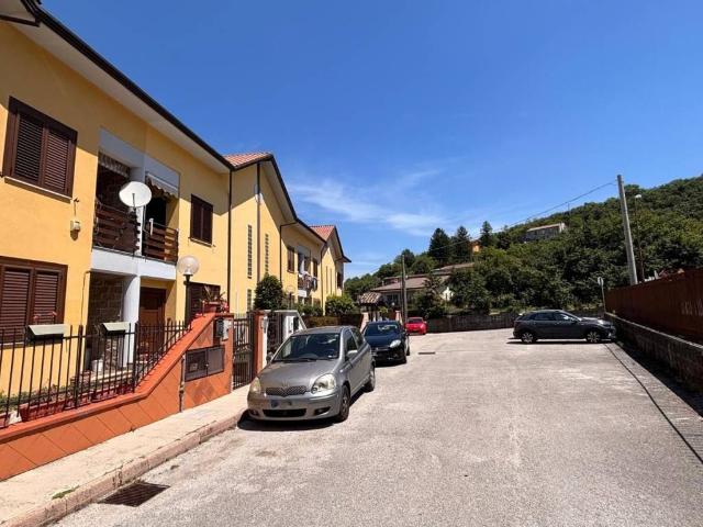 Villa Schiera in vendita a Contrada, Campania