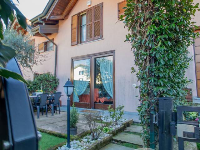 Villa Schiera in vendita a Daverio, Lombardia