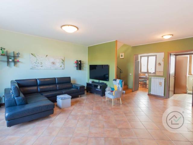 Villa Schiera in vendita a Daverio, Lombardia