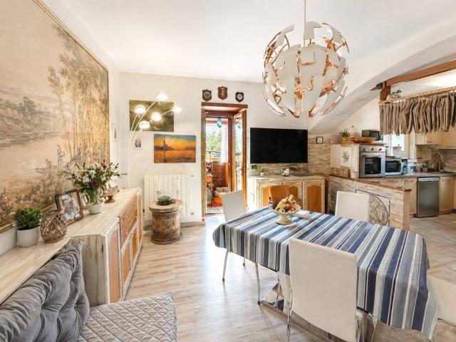 Villa Schiera in vendita a Daverio, Lombardia