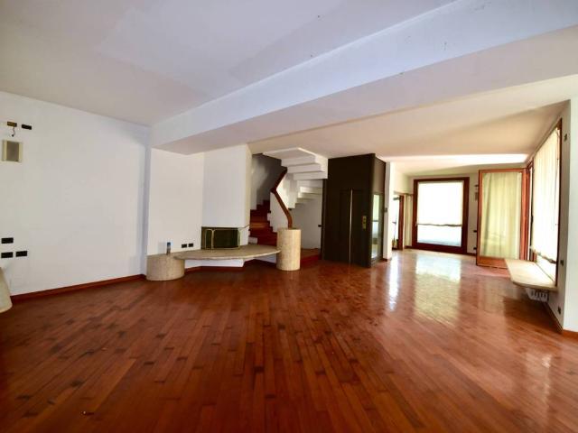 Villa Schiera in vendita a Desio, Lombardia