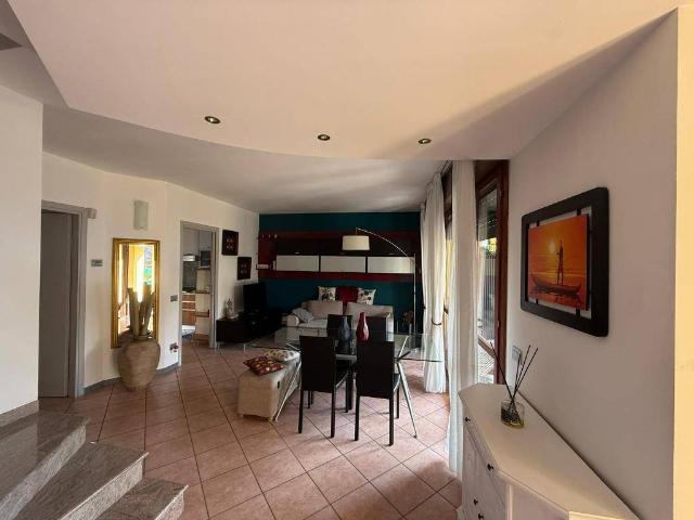 Villa Schiera in vendita a Cassina Mariaga, Erba