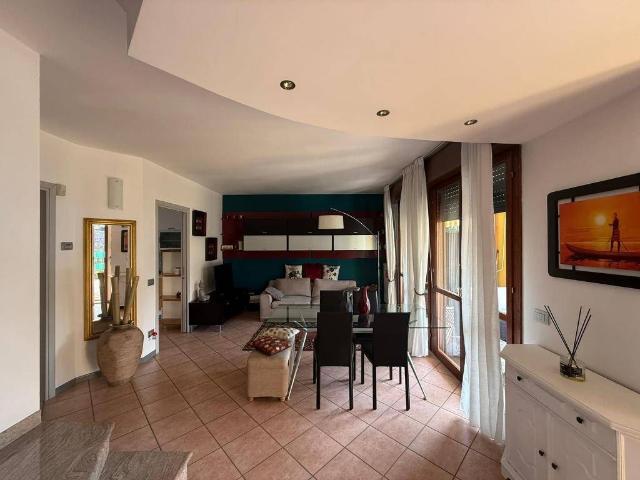 Villa Schiera in vendita a Cassina Mariaga, Erba