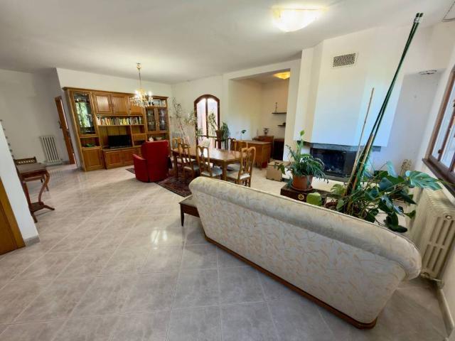 Villa Schiera in vendita a Spina, Fabriano