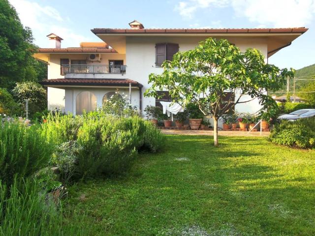 Villa Indipendente in vendita a Faedis, Friuli-Venezia Giulia