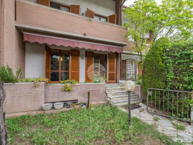 Villa Schiera in vendita a Trave, Marche