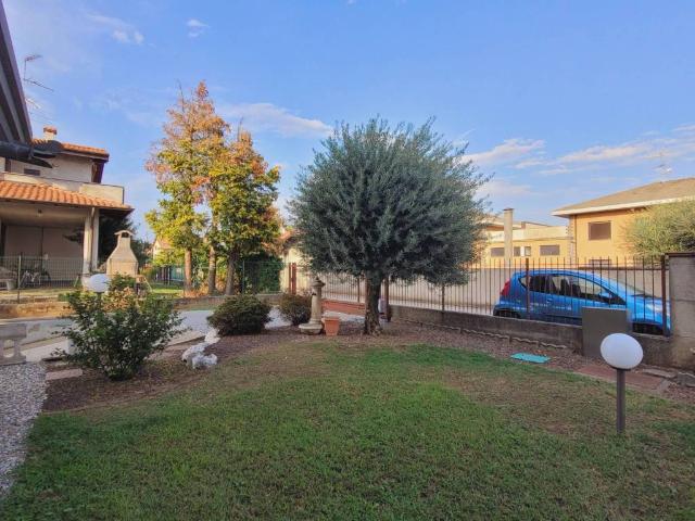 Villa Schiera in vendita a Ferno, Varese