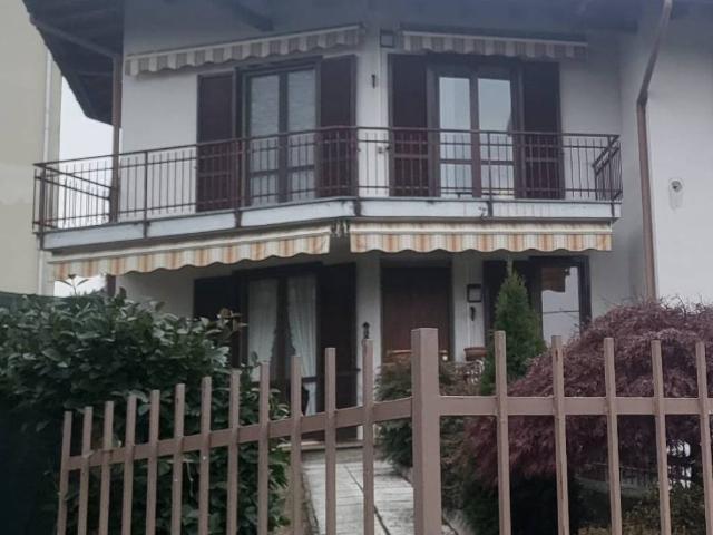 Villa Schiera in vendita a Ferno, Lombardia