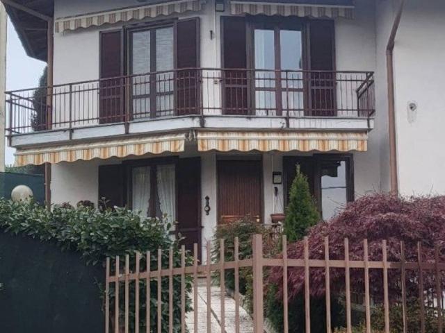 Villa Schiera in vendita a Ferno, Lombardia