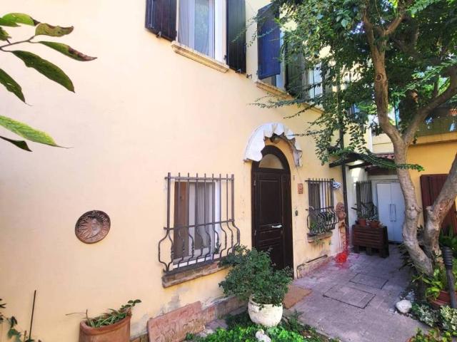 Villa Schiera in vendita a Centro cittadino, Ferrara