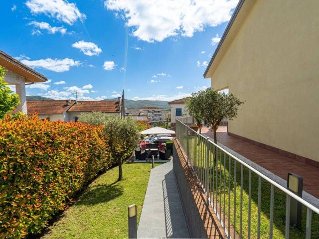 Villa Schiera in vendita a Follo, Liguria