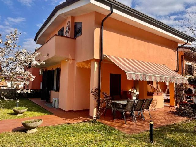 Villa Schiera in vendita a Follo, Liguria