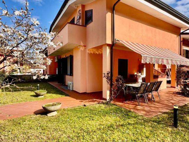 Villa Schiera in vendita a Follo, Liguria