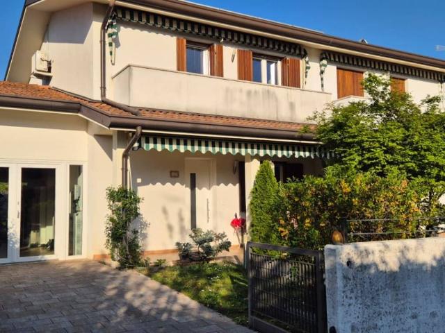 Villa Schiera in vendita a Fontanafredda, Friuli-Venezia Giulia
