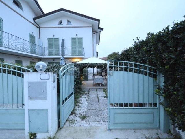 Villa Schiera in vendita a Roma Imperiale, Forte Dei Marmi