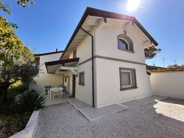 Villa Schiera in vendita a Roma Imperiale, Forte Dei Marmi