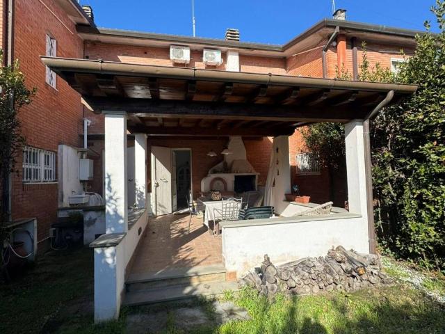 Villa Schiera in vendita a Vittoria Apuana, Forte Dei Marmi