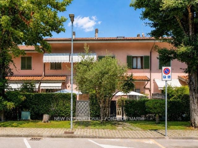 Villa Schiera in vendita a Vittoria Apuana, Forte Dei Marmi