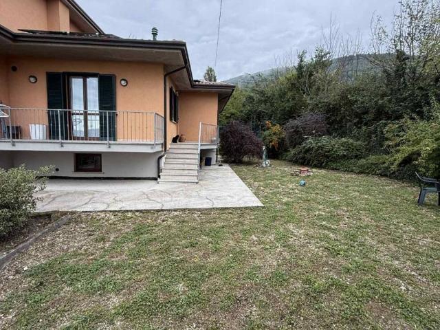 Villa Schiera in vendita a Fossato Di Vico, Umbria