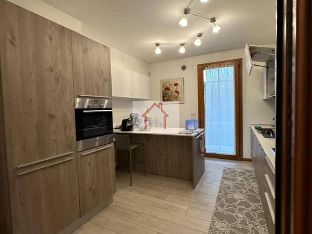 Villa Schiera in vendita a Cusignana, Giavera Del Montello