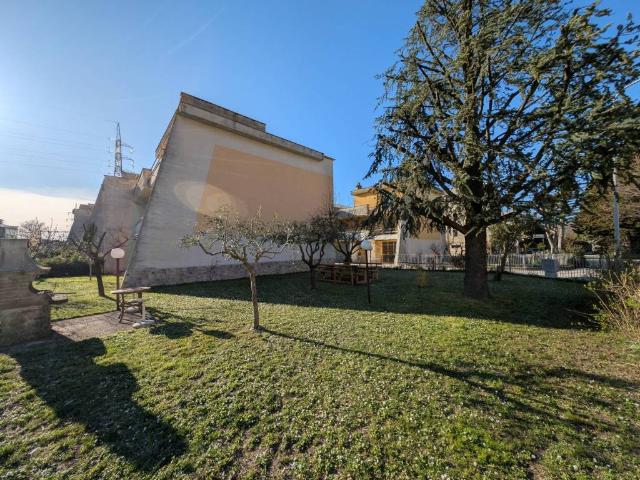 Villa Schiera in vendita a Gualdo Tadino, Umbria