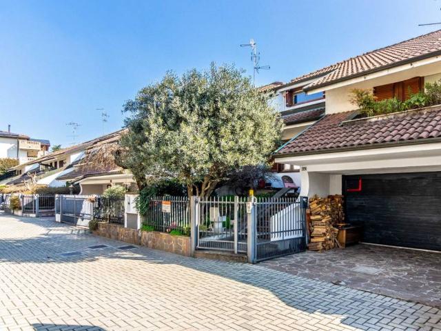 Villa Schiera in vendita a Guanzate, Lombardia