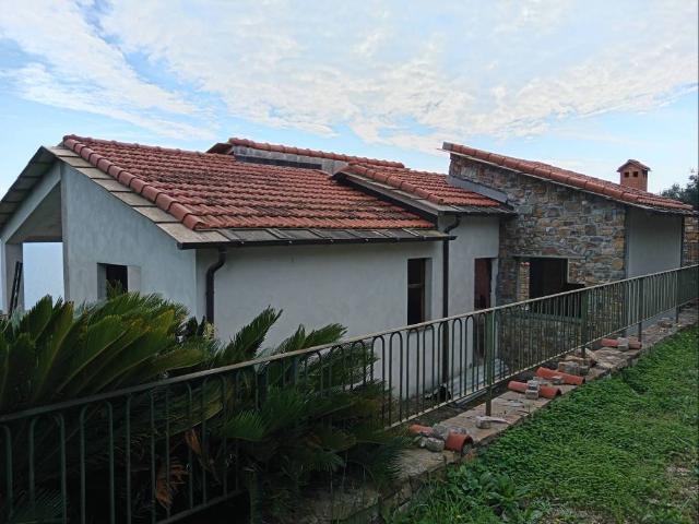 Villa Schiera in vendita a Poggi Superiore, Imperia