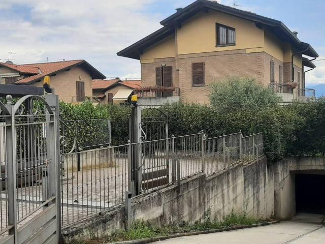 Villa Schiera in vendita a Inverigo, Lombardia