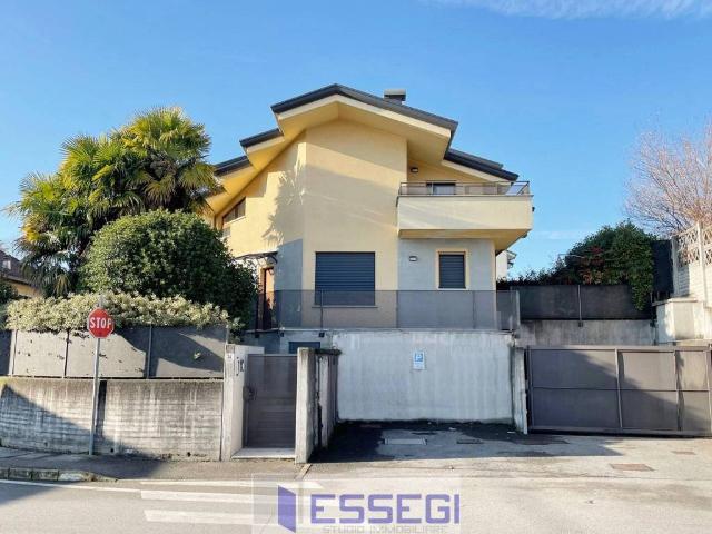 Ville Schiera in vendita a Inverigo, Romanò Brianza