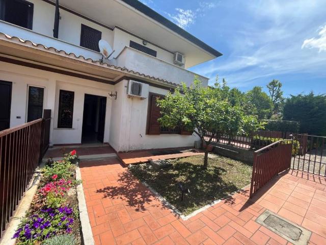 Villa Schiera in vendita a Quartiere Italia, Latina