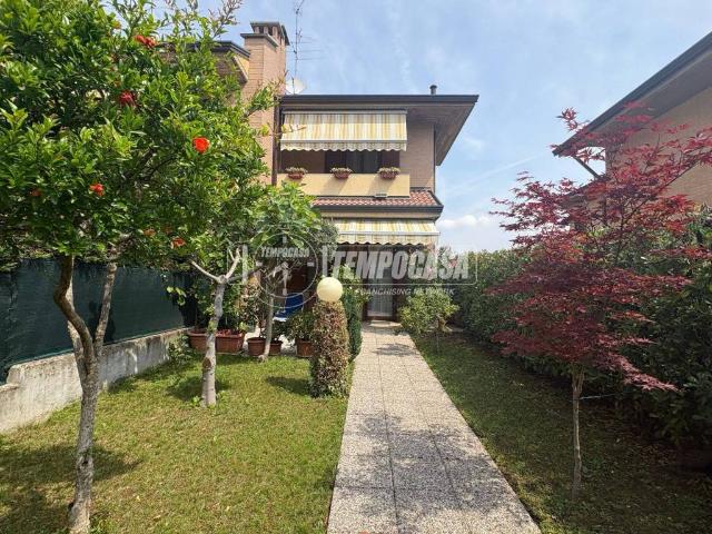 Villa Schiera in vendita a Lazzate, Lombardia