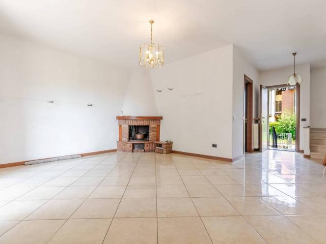 Villa Schiera in vendita a Locate Varesino, Como