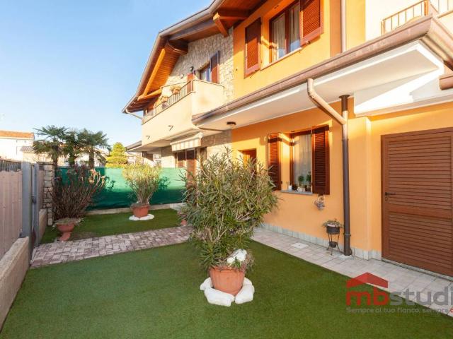 Villa Schiera in vendita a Locate Varesino, Lombardia