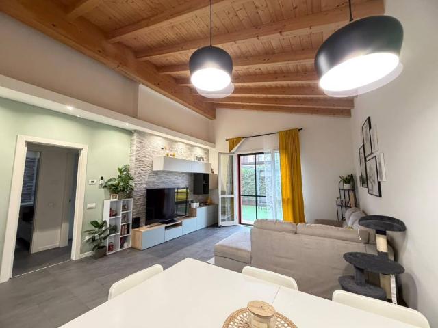 Villa Schiera in vendita a Cascina Tricudai, Lomagna